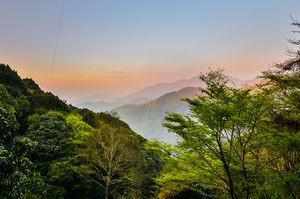 群山峻嶺