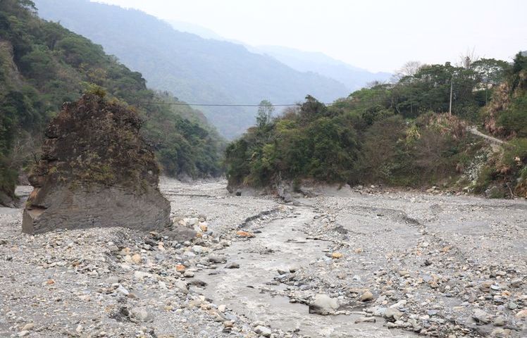 東埔靈石位在沙里仙溪