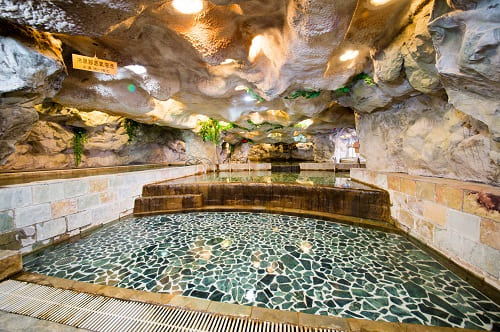 5樓洞窟式水療館池區