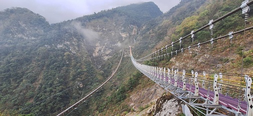 雙龍瀑布 七彩吊橋